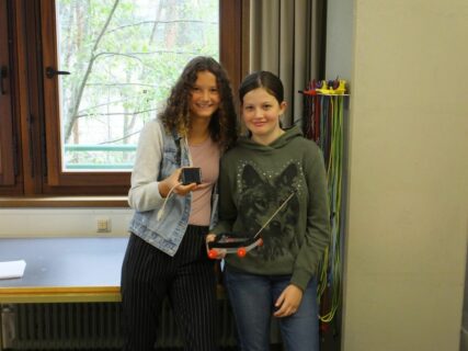 Leonie Albig (links im Bild) hat selbstständig eine solarbetriebene Powerbank entwickelt, Miriam Wörlein (rechts) forschte an einem Nitinol betriebenen Auto.